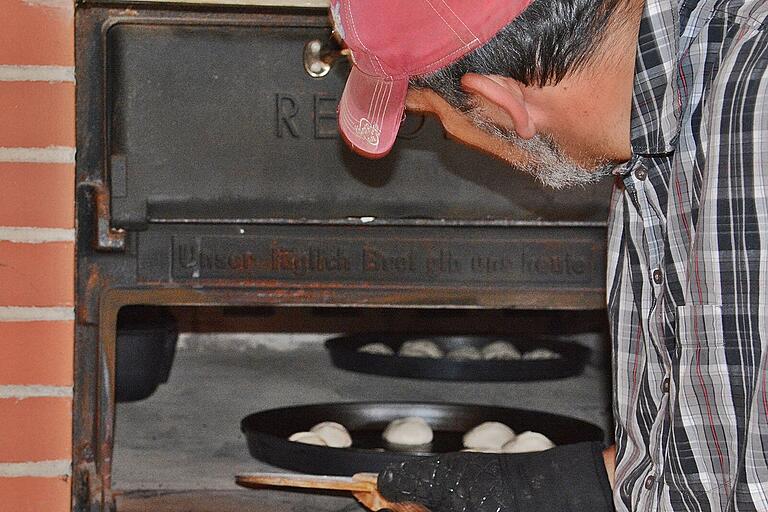 Auch Brötchen werden im Backofen von Schwanhausen eingeschoben.