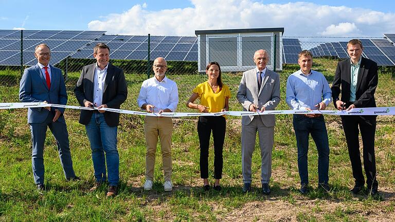 Von links nach rechts: Andreas Linder (Sparkasse), Marco Siller (GUT), Gunter Häckner (BEG Haßberge), Marion Fleischmann-Hilton (Bürgermeisterin Burgpreppach), Wilhelm Schneider (Landrat Haßberge), Jochen Schürer (Greenovative) und Marcus Fröhlich (Landratsamt Haßberge).