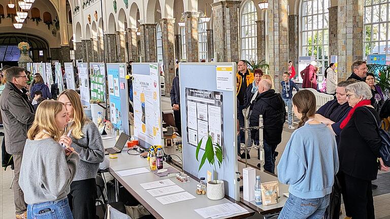 Jugend forscht in Bad Kissingen 2025 - Blick in die Ausstellung „Jugend forscht“ in der Bad Kissinger Wandelhalle. Jugend forscht in Bad Kissingen 2025 - Blick in die Ausstellung „Jugend forscht“ in der Bad Kissinger Wandelhalle.