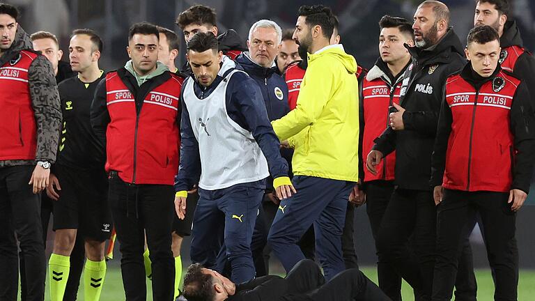 Fenerbahçe Istanbul - Galatasaray Istanbul       -  José Mourinho (M) nach seinem tätlichen Angriff.