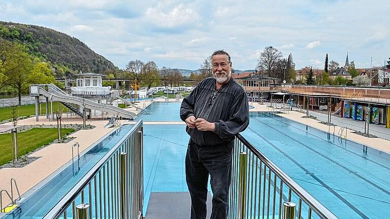 Detlev Buchholz ist Schwimmmeister im Freibad in Karlstadt (Lkr. Main-Spessart). Er übernimmt sämtliche Aufgaben von der Technik über Erste Hilfe bis hin zur Verwaltung. Nur am Beckenrand stehen und Small-Talk halten gibt es für ihn nicht.