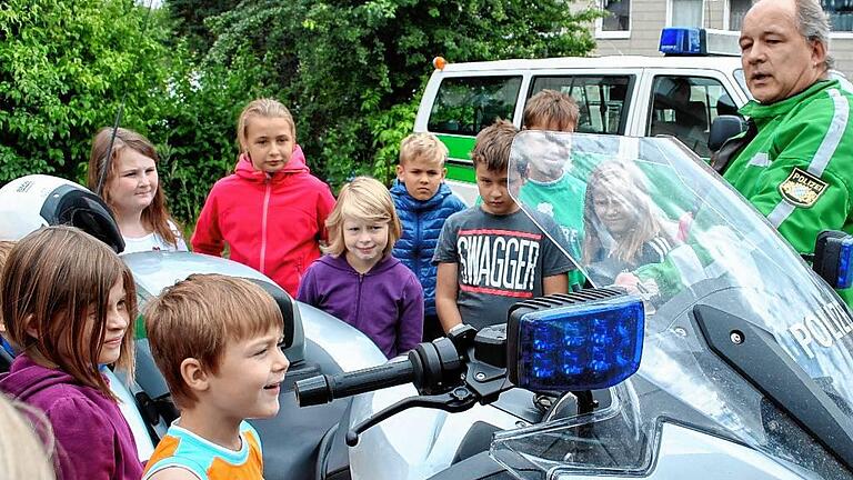 So viele Schalter: Das Polizeimotorrad war besonders bei den Jungen der Renner des Nachmittags.