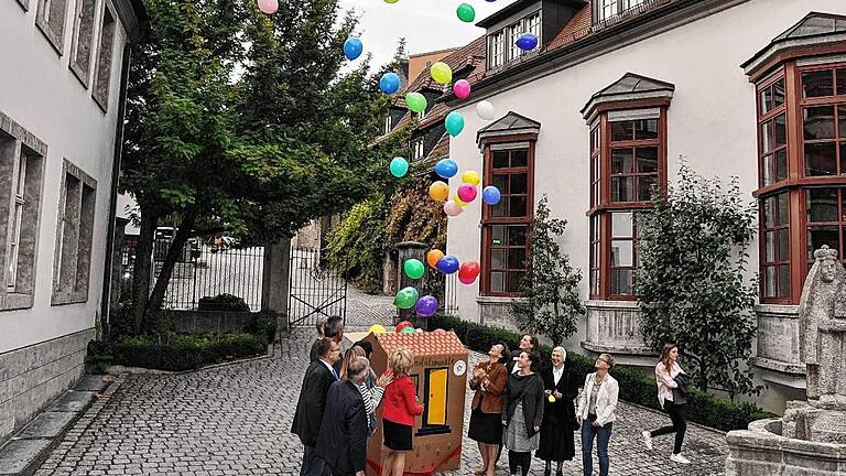 Bunte Luftballons steigen in den Himmel zur Eröffnung der Familienstützpunkte im Landkreis.