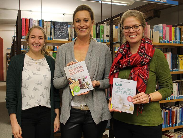 Autorin Nadine Schubert (Mitte) war mit einem Vortrag zu Gast in der Ochsenfurter Stadtbibliothek. Links Jasmin Kleinschroth (Leiterin Vhs Ochsenfurt), rechts Catharina Bukatsch (Leiterin Stadtbibliothek),