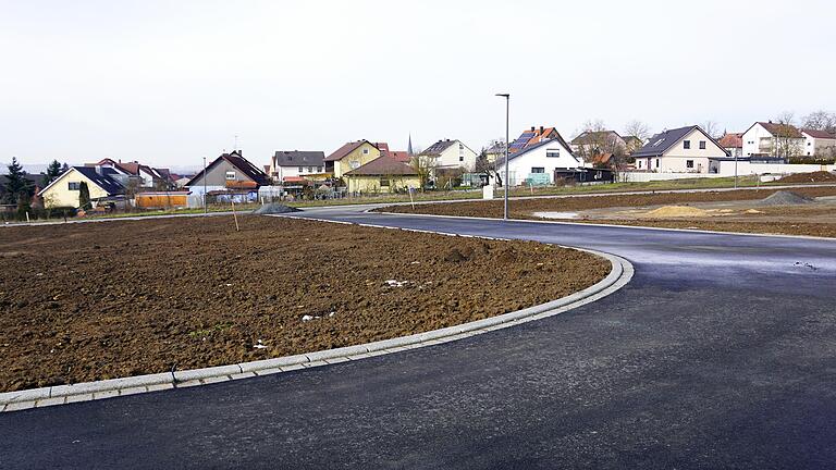 Zwei neue Ortsstraßen wird es im Baugebiet &quot;Am Seebach&quot; in Rieden geben. Der Gemeinderat hat dafür die Namen bestimmt. Die Straße im Vordergrund heißt &quot;Franziska Schenk-Ring&quot;. Sie beginnt und endet in der Straße &quot;Am Läusbühl&quot;.