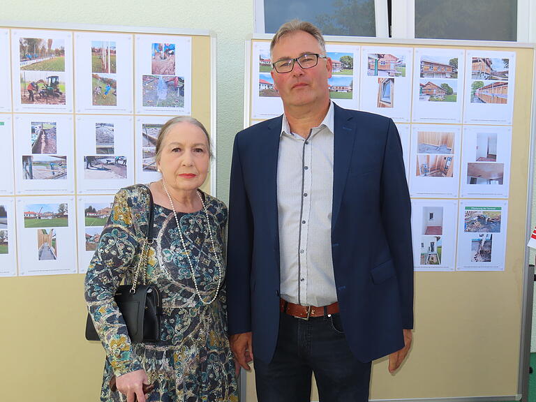 Mit der feierlichen Übergabe wurde der Abschluss der Arbeiten und die Umbenennung in Rudi-Jung-Sportanlage in Bischofsheim gefeiert. Karla Jung und ihr verstorbener Mann setzten die Rudi-Jung-Stiftung ein, von der die Jugendarbeit der Sportvereine profitieren. Axel Braun, Vorsitzender des VfR Stadt Bischofsheim, freute sich sehr, Karla Jung bei der feierlichen Übergabe und Umbenennung der attraktiven Sportanlage an der Neustädter Straße begrüßen zu können