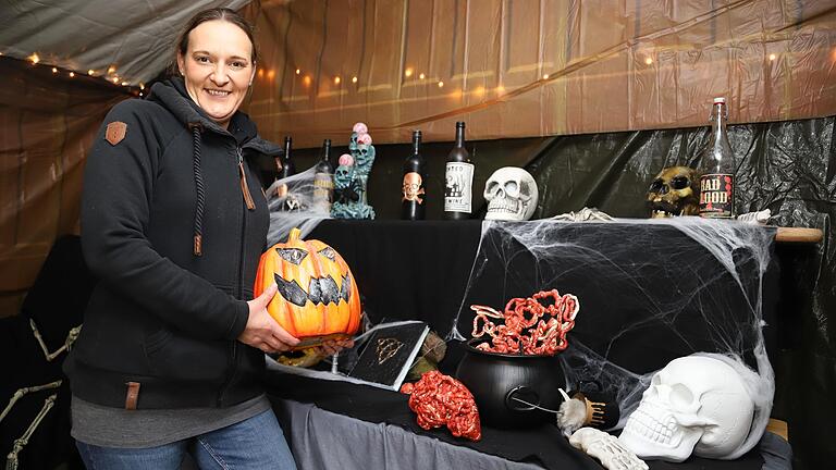 Schaurig liebt es Liane Kirbye: Zu Halloween verwandelt sich der Garten der Familie in ein 'Labyrinth des Grauens'. Grusel-Fans dürfen am Dienstagabend gerne vorbeikommen.&nbsp;