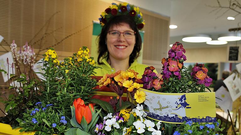 Petra Gammanick, Inhaberin einer in Waldbüttelbrunn ansässigen Regionalgärtnerei, warb in der Fachausstellung von der Crowdfunding-Aktion 'Beedabei', die mit gelben Balkonkästen Bienenfutterstellen in den Städten Europas sichtbar machen will. Petra Gammanick, Inhaberin einer in Waldbüttelbrunn ansässigen Regionalgärtnerei, warb in der Fachausstellung von der Crowdfunding-Aktion 'Beedabei', die mit gelben Balkonkästen Bienenfutterstellen in den Städten Europas sichtbar machen will.