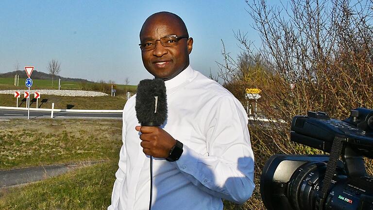 In Bad Königshofen stand Pfarrvikar Paul Mutume in dieser Woche vor der Fernsehkamera. Er berichtete für den Fernsehsender TV West Uganda von der Situation in Deutschland und wie Covid 19 das Land still gelegt hat. Die Aufnahme am Kreisel der Umgehungsstraße hatte er bewusst gewählt, um seinen Landsleuten zu zeigen, wie hoch entwickelt Deutschland ist. Wenn das kein Thema für den Rhönkauz ist?