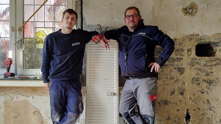 Der Bergrheinfelder Heizungsbauer Stefan Brach (rechts) ist zusammen mit Azubi Kai Sittler in das von Wasserfluten zerstörte Ahrtal gefahren und half dort eine Woche lang beim Wiederaufbau. Der Bergrheinfelder Heizungsbauer Stefan Brach (rechts) ist zusammen mit Azubi Kai Sittler in das von Wasserfluten zerstörte Ahrtal gefahren und half dort eine Woche lang beim Wiederaufbau.