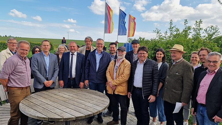 Erinnerungsfoto an die Eröffnung des Pionier-Rundwegs 'Bio-Landwirtschaft und Wildlebensräume' des Biolandwirts Johannes Römert am EU-Mittelpunkt in Gadheim (von links): Hans Fiederling, Michael Hein, Beate Hofstetter, Rico Neubert, Christina Feiler, Thomas Eberth, Hans Koppenhagen, Jürgen Götz, Andreas Hopf, Harald Blankart, Joachim Omert, Johannes Römert, Janina Herrmann, Bernhard Schwab, Teresa Öchsner, Benjamin Roos und Herbert Siedler.