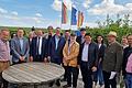 Erinnerungsfoto an die Eröffnung des Pionier-Rundwegs 'Bio-Landwirtschaft und Wildlebensräume' des Biolandwirts Johannes Römert am EU-Mittelpunkt in Gadheim (von links): Hans Fiederling, Michael Hein, Beate Hofstetter, Rico Neubert, Christina Feiler, Thomas Eberth, Hans Koppenhagen, Jürgen Götz, Andreas Hopf, Harald Blankart, Joachim Omert, Johannes Römert, Janina Herrmann, Bernhard Schwab, Teresa Öchsner, Benjamin Roos und Herbert Siedler.