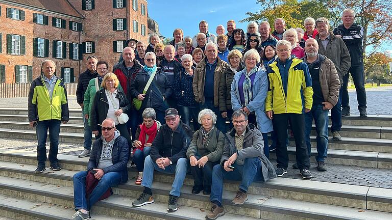 Die Reisegruppe vor dem Schloss Eutin.