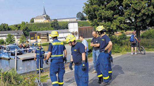 Eisenringe sind für Festzurren der Fähre tauglich - (fr) Ein weiterer Schritt für den Fortbestand der Wipfelder Mainfähre: Mitarbeiter des Technische Hilfswerks haben ermittelt, dass alle acht bereits an beiden Anlegestellen vorhandenen Eisenringe, die für die künftige Festmacheinrichtung des Boots benötigt werden, mindestens sieben Tonnen Zugkraft aushalten. Diesen Wert hatte die Wasser- und Schifffahrtsbehörde gefordert. Bislang sind die Ringe benötigt worden, um die Fähre für die Liegezeiten festzuzurren. Die Gemeinde hat nach Aussage von Bürgermeister Peter Zeißner umgehend den Auftrag für die gesamte automatische Festmacheinrichtung der Fähre an die Firma Vollmuth in Volkach erteilt. Sie habe vor 35 Jahren auch den Körper der Wipfelder Fähre gebaut. Zeißner geht davon aus, dass innerhalb von vier Wochen die Arbeiten erledigt sind. Nach dem Einbau erfolgt die Überprüfung durch die zentrale Schifffahrts-Untersuchungs-Kommission in Mainz. Danach, so der Plan, brauche es die derzeit benötigte zweite Person für den Fährbetrieb nicht mehr. Der Personaleinsatz koste die Gemeinde derzeit täglich 140 Euro. Eisenringe sind für Festzurren der Fähre tauglich - (fr) Ein weiterer Schritt für den Fortbestand der Wipfelder Mainfähre: Mitarbeiter des Technische Hilfswerks haben ermittelt, dass alle acht bereits an beiden Anlegestellen vorhandenen Eisenringe, die für die künftige Festmacheinrichtung des Boots benötigt werden, mindestens sieben Tonnen Zugkraft aushalten. Diesen Wert hatte die Wasser- und Schifffahrtsbehörde gefordert. Bislang sind die Ringe benötigt worden, um die Fähre für die Liegezeiten festzuzurren. Die Gemeinde hat nach Aussage von Bürgermeister Peter Zeißner umgehend den Auftrag für die gesamte automatische Festmacheinrichtung der Fähre an die Firma Vollmuth in Volkach erteilt. Sie habe vor 35 Jahren auch den Körper der Wipfelder Fähre gebaut. Zeißner geht davon aus, dass innerhalb von vier Wochen die Arbeiten erledigt sind. Nach dem Einbau erfolgt die Überprüfung durch die zentrale Schifffahrts-Untersuchungs-Kommission in Mainz. Danach, so der Plan, brauche es die derzeit benötigte zweite Person für den Fährbetrieb nicht mehr. Der Personaleinsatz koste die Gemeinde derzeit täglich 140 Euro.
