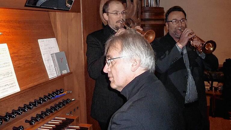 Bekamen stehenden Applaus: der Organist, Dekanatskontor Alfons Meusert, und die beiden Trompeter Dominik Ring und Michael Reinhart.