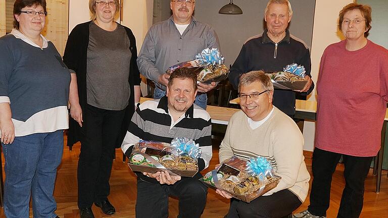 40 Jahre Treue zur Anglergemeinschaft. Das Foto zeigt von links hintere Reihe: Petra Hüllmandel, Ute Jünger, Peter Schäfer, Edgar Kiesel, Ulrike Körber; kniend: Jürgen Weisensee und Jens Johanni.