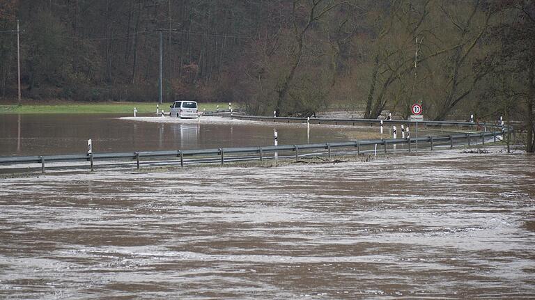 Auf der Staatsstraße von Wolfsmünster Richtung Schönau steht ein längerer Abschnitt unter Wasser.