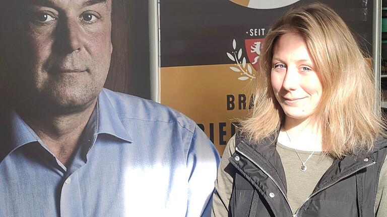 Caroline Düll von der Brauerei Düll in Krautheim hofft auf Besserung der Situation. Im Hintergrund ein Porträt ihres Vaters Friedrich Düll, welches bei einer Aktion des Bayerischen Brauerbunds aus Anlass des Jubiläums '500 Jahre bayerisches Reinheitsgebot' entstand.