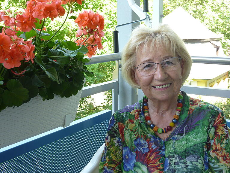 Ursula Koch heute auf dem Balkon ihrer Wohnung in der Sanderau.