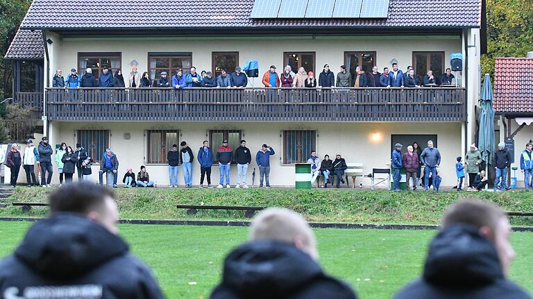 Voll besetzte „Tribüne“ in Haard beim A-Klassenspiel gegen die SG Großwenkheim.       -  Voll besetzte „Tribüne“ in Haard beim A-Klassenspiel gegen die SG Großwenkheim.