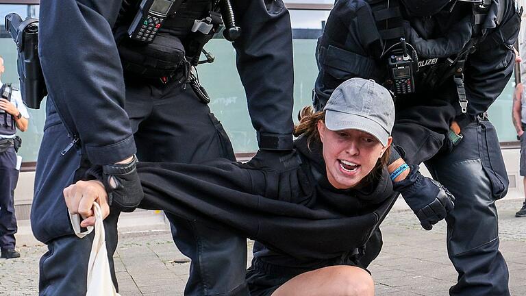 Nach der Messerattacke auf dem Solinger Stadtfest - Demonstration - Nach dem Anschlag mit drei Toten in Solingen hat es am Montagabend in der Stadt erneut Demonstrationen gegeben. Nach der Messerattacke auf dem Solinger Stadtfest - Demonstration - Nach dem Anschlag mit drei Toten in Solingen hat es am Montagabend in der Stadt erneut Demonstrationen gegeben.