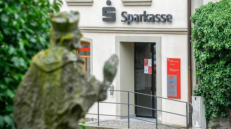 In Gaukönigshofen hat die Meldung der Schließung eingeschlagen wie eine Bombe - Sparkassenkunden wandern hier teilweise zur Raiffeisenbank ab.