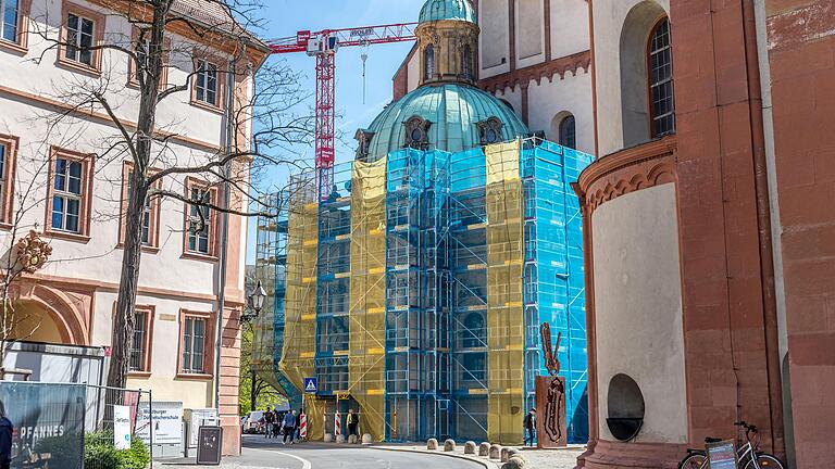 Das Gerüst um die Schönbornkapelle am Würzburger Dom umhüllt mit Bauplanen in ukrainischen Nationalfarben. Das Gerüst um die Schönbornkapelle am Würzburger Dom umhüllt mit Bauplanen in ukrainischen Nationalfarben.