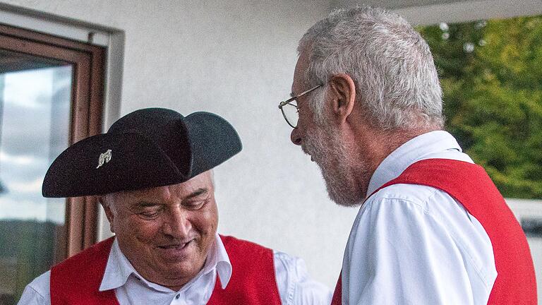 Böllerreferent Edwin Liebler (links, mit Dreispitz) mit begrüßt die Gäste des Gaus. Böllerreferent Edwin Liebler (links, mit Dreispitz) mit begrüßt die Gäste des Gaus.