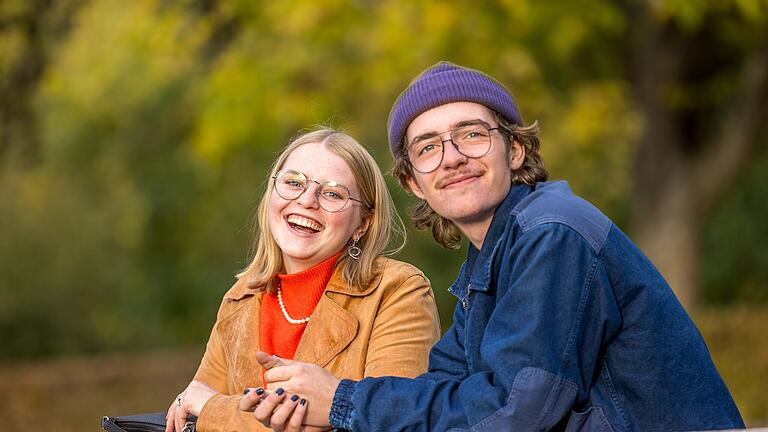 Was ist los am Wochenende       -  Milde Herbst-Temperaturen um 16 Grad locken am Sonntag (22.10.23) zahlreiche Menschen ins Freie. Hier in den Hofgarten der Würzburger Residenz.