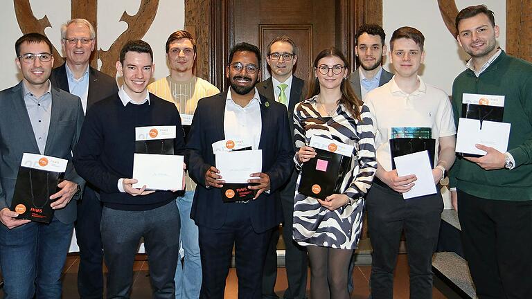 Die Prämierten der Fakultät Wirtschaftsingenieurwesen der THWS mit den Professoren Dr. Norbert Schmidt (Zweiter von links) und Dr. Bastian Engelmann (Sechster von links) in der Rathausdiele.