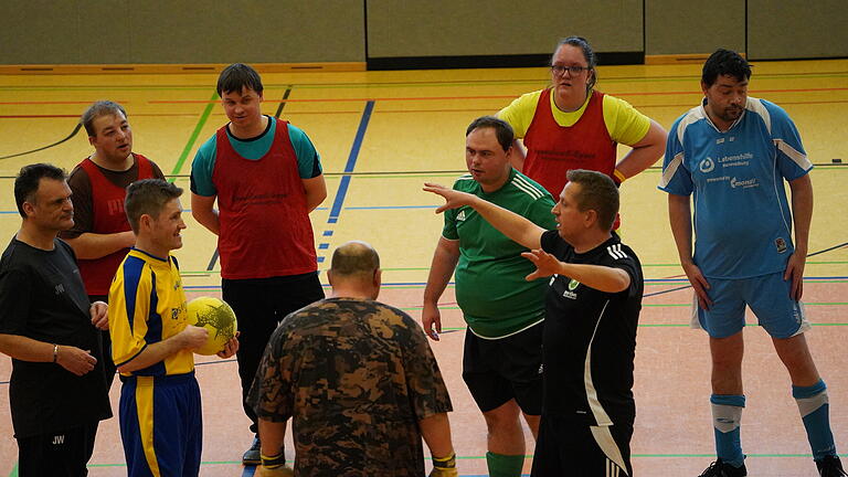 Das Fußball-Team von der Lebenshilfe-Werkstatt Hammelburg - Fußball hat einen hohen Stellenwert innerhalb der Lebenshilfe-Werkstatt Hammelburg. Entsprechend gut besucht sind die Trainingseinheiten. Das Fußball-Team von der Lebenshilfe-Werkstatt Hammelburg - Fußball hat einen hohen Stellenwert innerhalb der Lebenshilfe-Werkstatt Hammelburg. Entsprechend gut besucht sind die Trainingseinheiten.