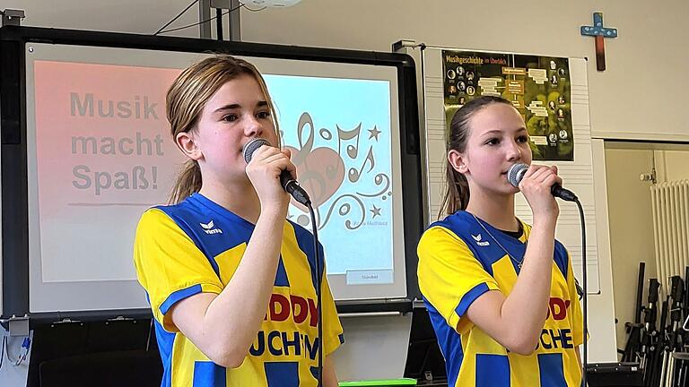 Sophie Fischer und Emilia Weidinger beim Sologesang von 'So viel schöner' von Sophia. Sophie Fischer und Emilia Weidinger beim Sologesang von 'So viel schöner' von Sophia.