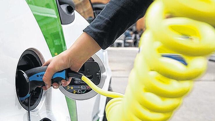 Strom tanken: Ein Elektroauto an einer Stromzapfsäule.