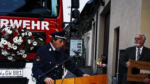 Stolz: Kommandant Harald Böhm (links) präsentierte das neue Fahrzeug der Freiwilligen Feuerwehr. Bürgermeister Hans Fischer (rechts) hält den symbolischen Schlüssel für die Wehrleute.