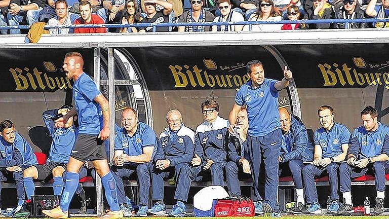 Alles top? Im Hinspiel nicht! Saarbrückens Trainer Fuat Kilic (rechts) geht trotz des 0:1 optimistisch ins Rückspiel.