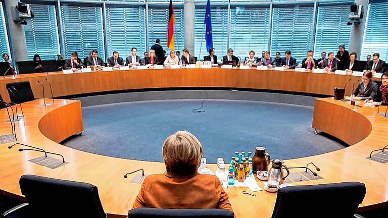 Kanzlerin Merkel vor NSA-Untersuchungsausschuss       -  Bundeskanzlerin Angela Merkel (vorne) am Donnerstag in Berlin vor dem NSA-Untersuchungsausschuss des Deutschen Bundestags. Foto: Kay Nietfeld, dpa