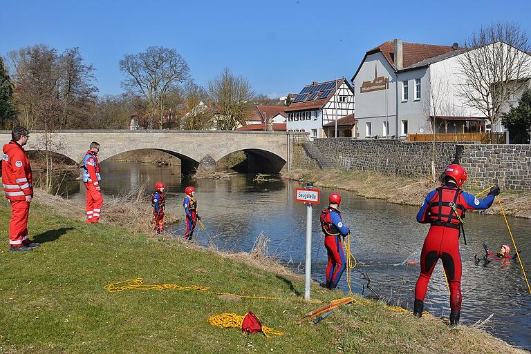 Es musste genau gezielt werden, um die Rettungsleine möglichst nahe an Hilfe suchende Person im Wasser zu bringen.