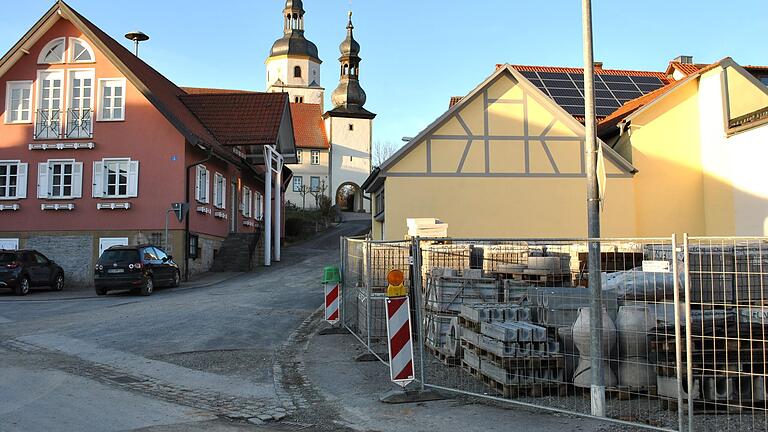 Wo jetzt noch Betonteile lagern, wird ein schöner Dorfplatz entstehen, ein vorläufiger Plan wurde bei der Bürgerversammlung gezeigt.