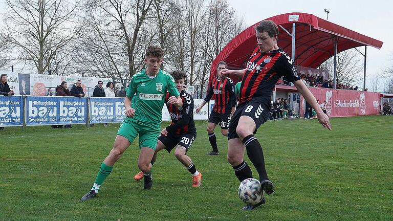 Dominik Grader (rechts) und der TSV Aubstadt II gewannen das Nachbasrschaftsduell gegen Fabina Hau (links) und den TSV Großbardorf.