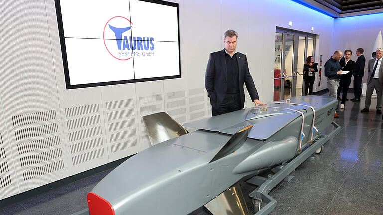 Ministerpräsident Söder besucht Rüstungsunternehmen MBDA.jpeg       -  05.03.2024, Bayern, Schrobenhausen: Markus Söder, bayerischer Ministerpräsident (CSU), steht an einem Ausstellungsstück eines Taurus KEPD 350 Marschflugkörpers im Showroom des Rüstungsunternehmens MBDA. Foto: Karl-Josef Hildenbrand/dpa +++ dpa-Bildfunk +++