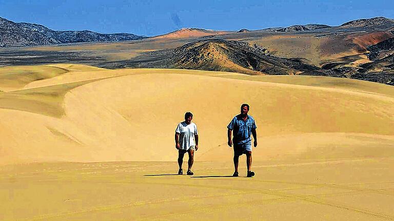 Sand, so weit das Auge reicht: Hans Geisler (links) und Tour-Guide Peter in einer beeindruckenden Dünenlandschaft.