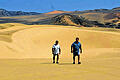 Sand, so weit das Auge reicht: Hans Geisler (links) und Tour-Guide Peter in einer beeindruckenden Dünenlandschaft.