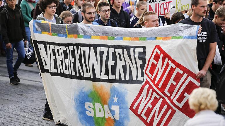 Am großen Klimastreik in Würzburg am 20.September beteiligte sich auch die Sozialistische Deutsche Arbeiterjugend (SDAJ) mit der Forderung nach Enteignung von Energiekonzernen. Am großen Klimastreik in Würzburg am 20.September beteiligte sich auch die Sozialistische Deutsche Arbeiterjugend (SDAJ) mit der Forderung nach Enteignung von Energiekonzernen.