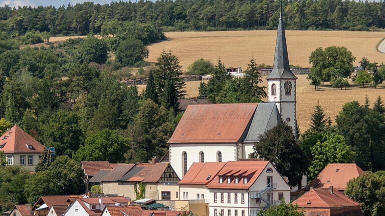 Inmitten der Kirchenburg von Aschfeld steht die Kirche Sankt Bonifatius, die in den Jahren von 1679 bis 1681 erbaut wurde.&nbsp;