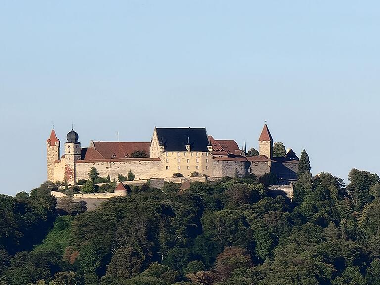 Der Anblick der Veste Coburg und das Kaiserwetter ließen bei der Ankunft in Coburg die Strapazen des Fußweges vergessen.