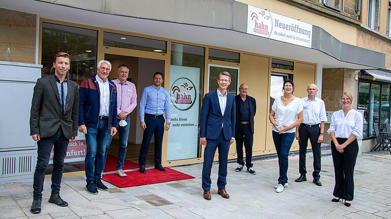 Zur Eröffnung von 'Hahn Hörgeräte' im September gratulierte Oberbürgermeister Sebastian Remelé (Bildmitte) der Inhaberin Ulrike Hahn (Dritte von rechts) und ihrem Team. Zur Eröffnung von 'Hahn Hörgeräte' im September gratulierte Oberbürgermeister Sebastian Remelé (Bildmitte) der Inhaberin Ulrike Hahn (Dritte von rechts) und ihrem Team.