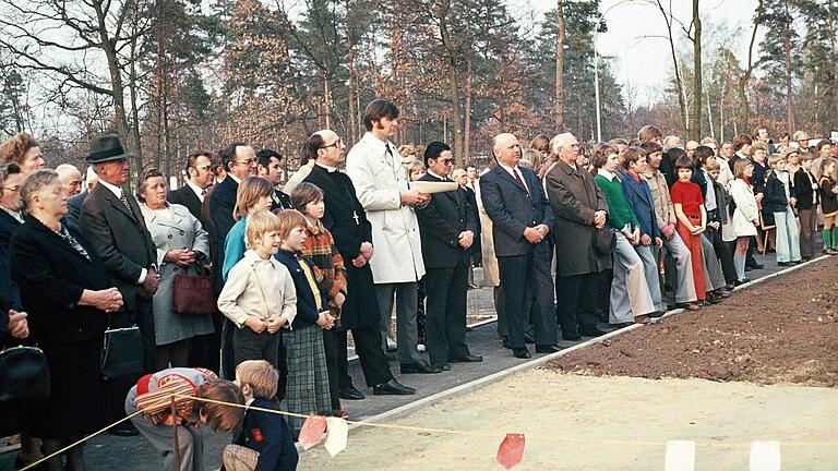 Erinnerung an die Grundsteinlegung des Schwebheimer EGZ 1974. Im Vordergrund erkennt man Bürgermeister Fritz Roßteuscher und Günter Birkle. Der Schwebheimer war damals Mitglied der evangelischen Synode. (Hinweis: Trotz sorgfältiger Recherche konnten der Rechteinhaber des Fotos nicht ermittelt werden. Er oder sie wird gebeten, sich bei der Redaktion zu melden.)