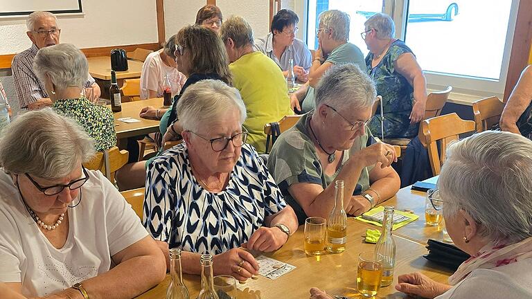 Rund 30 Seniorinnen und Senioren trafen sich vergangenen Freitag zum 'Senioren-Bingo' im Auraner Sportheim, organisiert durch das neue Seniorenteam Anja Geupel und Isabell Schneider.