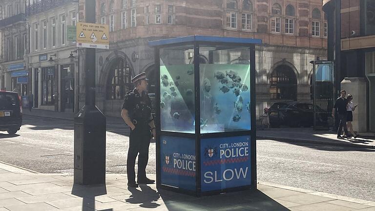 Neues Kunstwerk enthüllt in London       -  Das Polizeihäuschen ähnelt einer Telefonzelle, wirkt aber mit den Banksy-Fischen wie ein Aquarium.