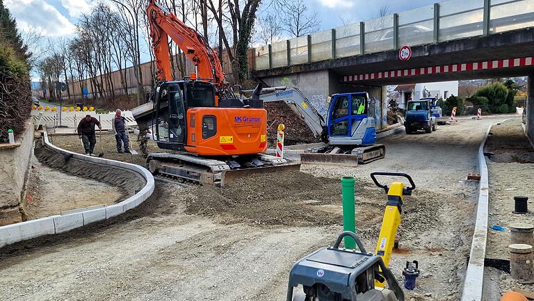 Größte Maßnahme im Tiefbau ist der sich noch bis ins Jahr 2027 mit jährlich rund einer Million Euro hinziehende weitere Ausbau der Lindentalstraße, wobei Kanal und Wasser über den Haushalt der Versorgungsbetriebe abgewickelt werden. Wie im Bild zu sehen erfolgt derzeit im untersten Abschnitt nach Abschluss der umfangreichen Kanalbau-Arbeiten im Untergrund zwischen Schönstraße und Stifterstraße der Straßenausbau. Größte Maßnahme im Tiefbau ist der sich noch bis ins Jahr 2027 mit jährlich rund einer Million Euro hinziehende weitere Ausbau der Lindentalstraße, wobei Kanal und Wasser über den Haushalt der Versorgungsbetriebe abgewickelt werden. Wie im Bild zu sehen erfolgt derzeit im untersten Abschnitt nach Abschluss der umfangreichen Kanalbau-Arbeiten im Untergrund zwischen Schönstraße und Stifterstraße der Straßenausbau.